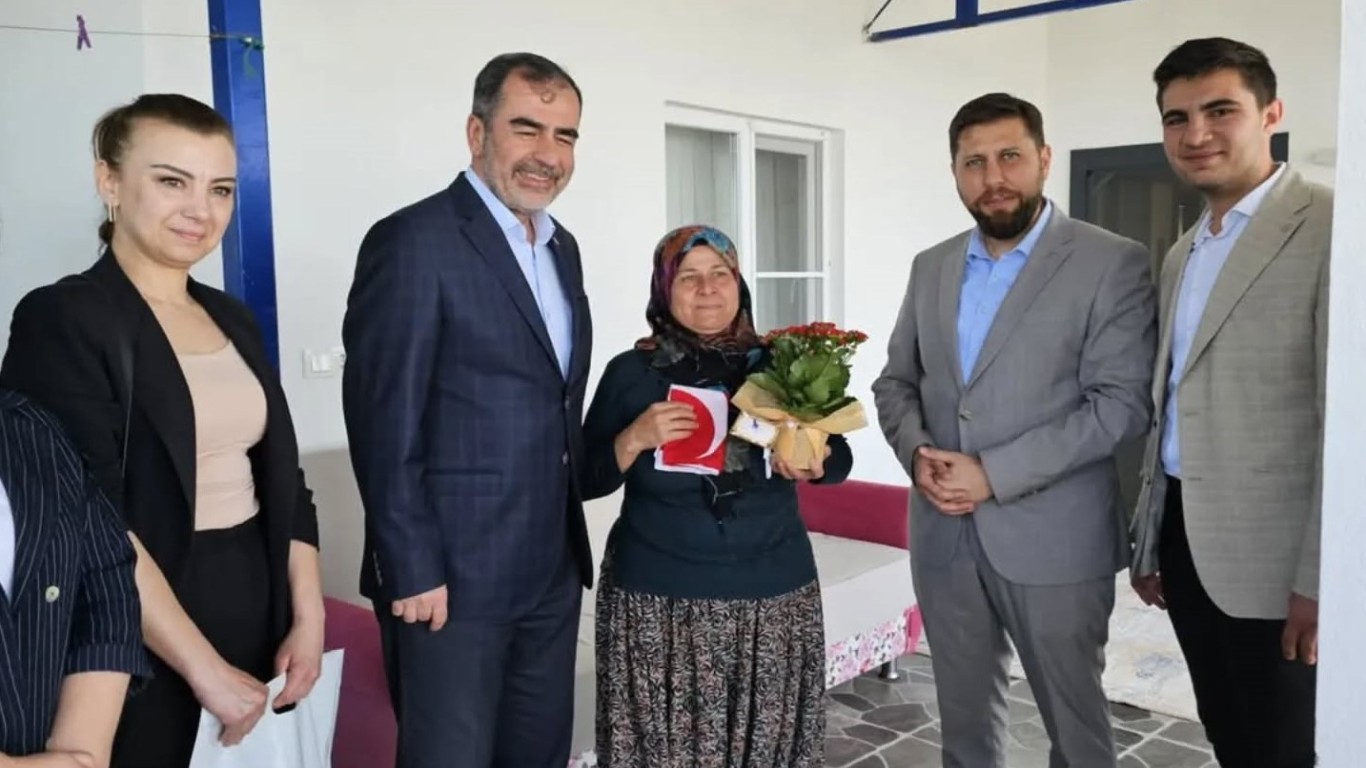 AK PARTİ'DEN ŞEHİT ANNESİNE ANLAMLI ZİYARET